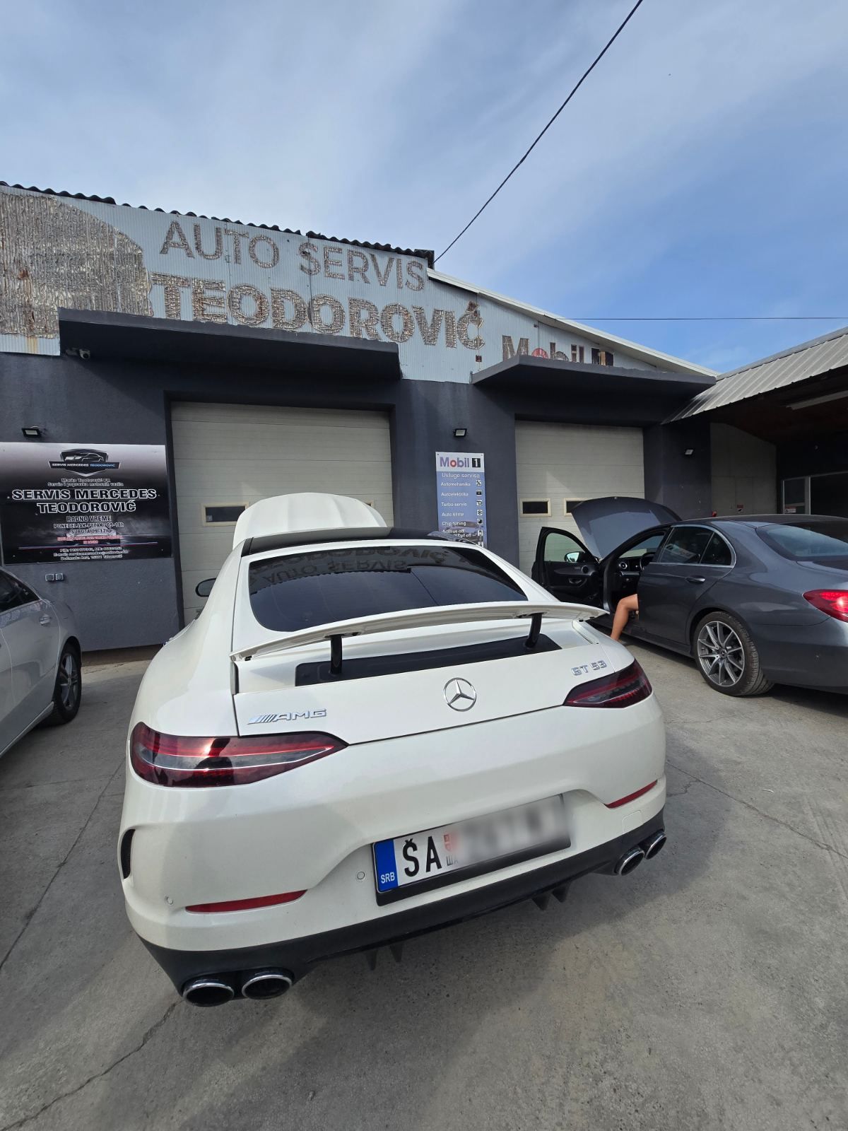 Mercedes-AMG GT vor der Werkstatt Teodorović