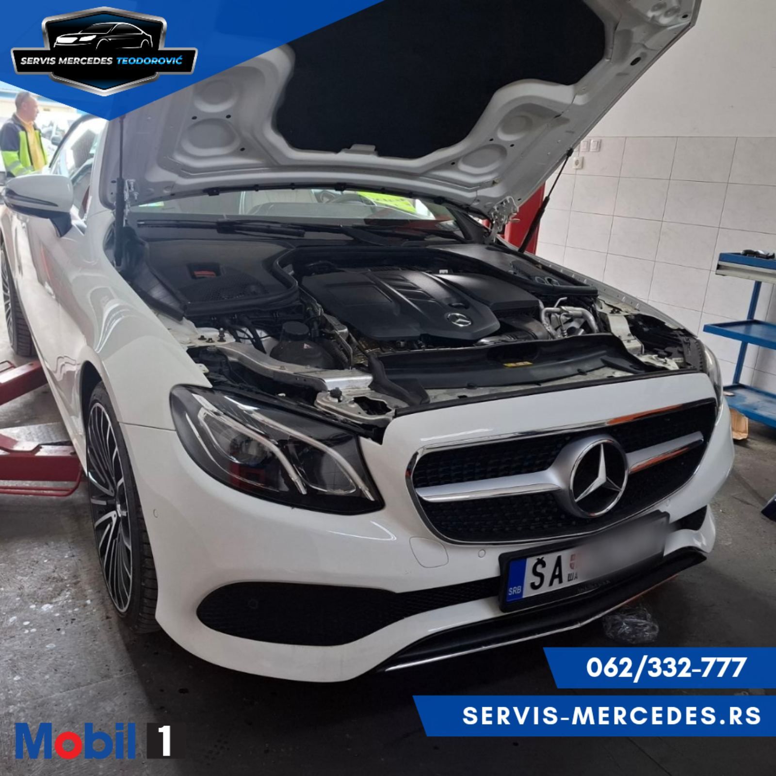 Mercedes E-Klasse mit geöffneter Motorhaube
