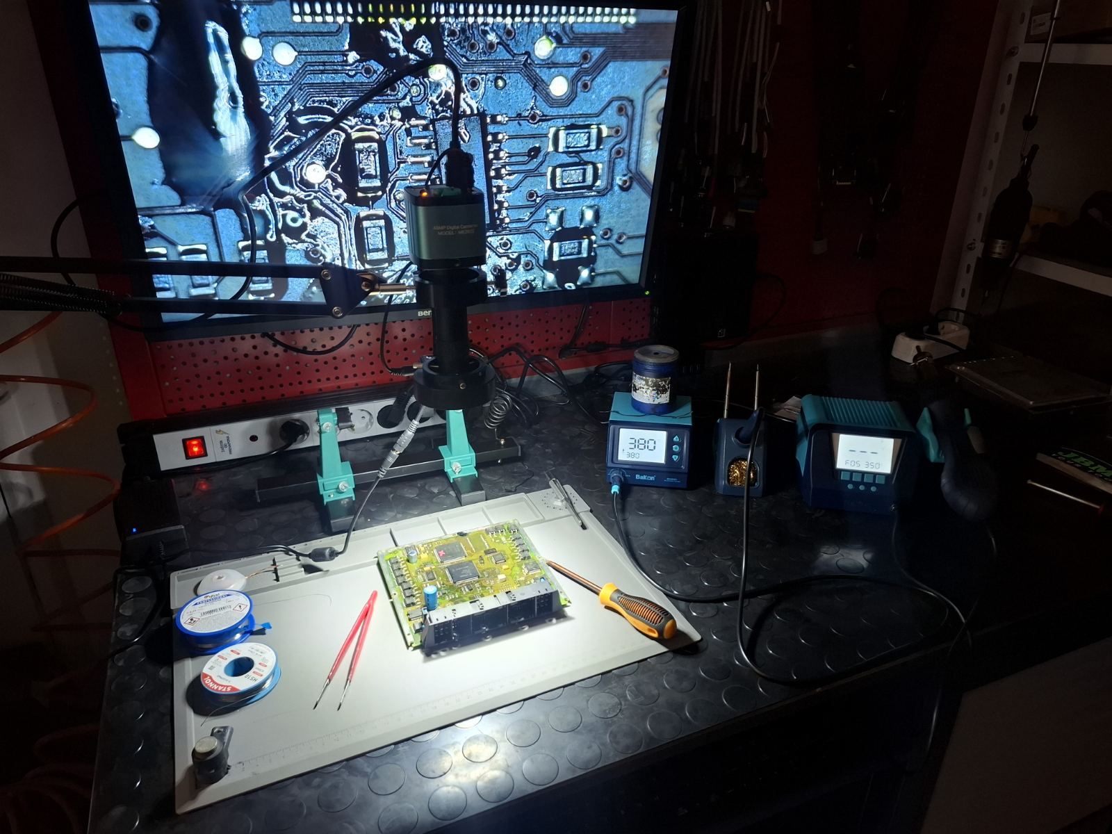 Radni sto za popravku elektronike