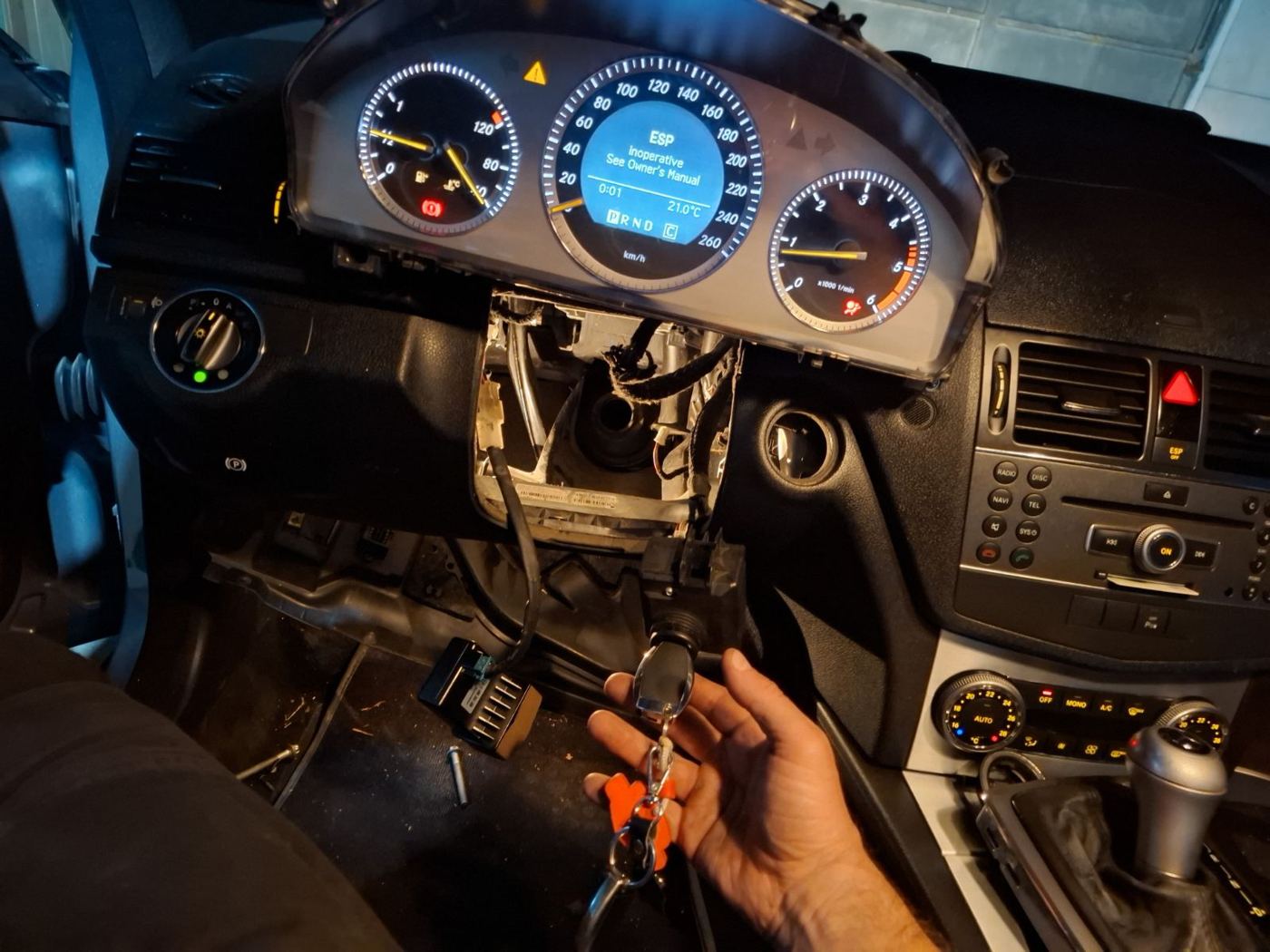 Working on the EZS ignition lock in the vehicle